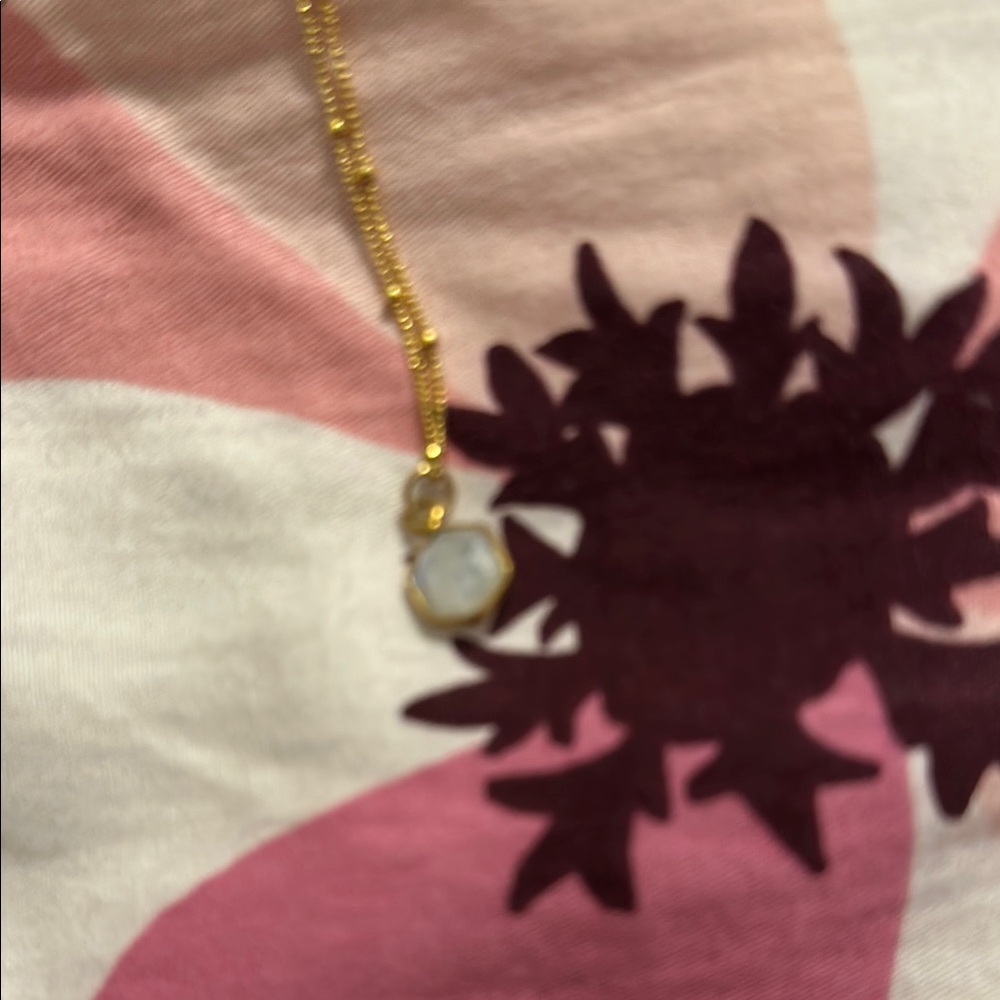 Elegant Gold Pendant Necklace
